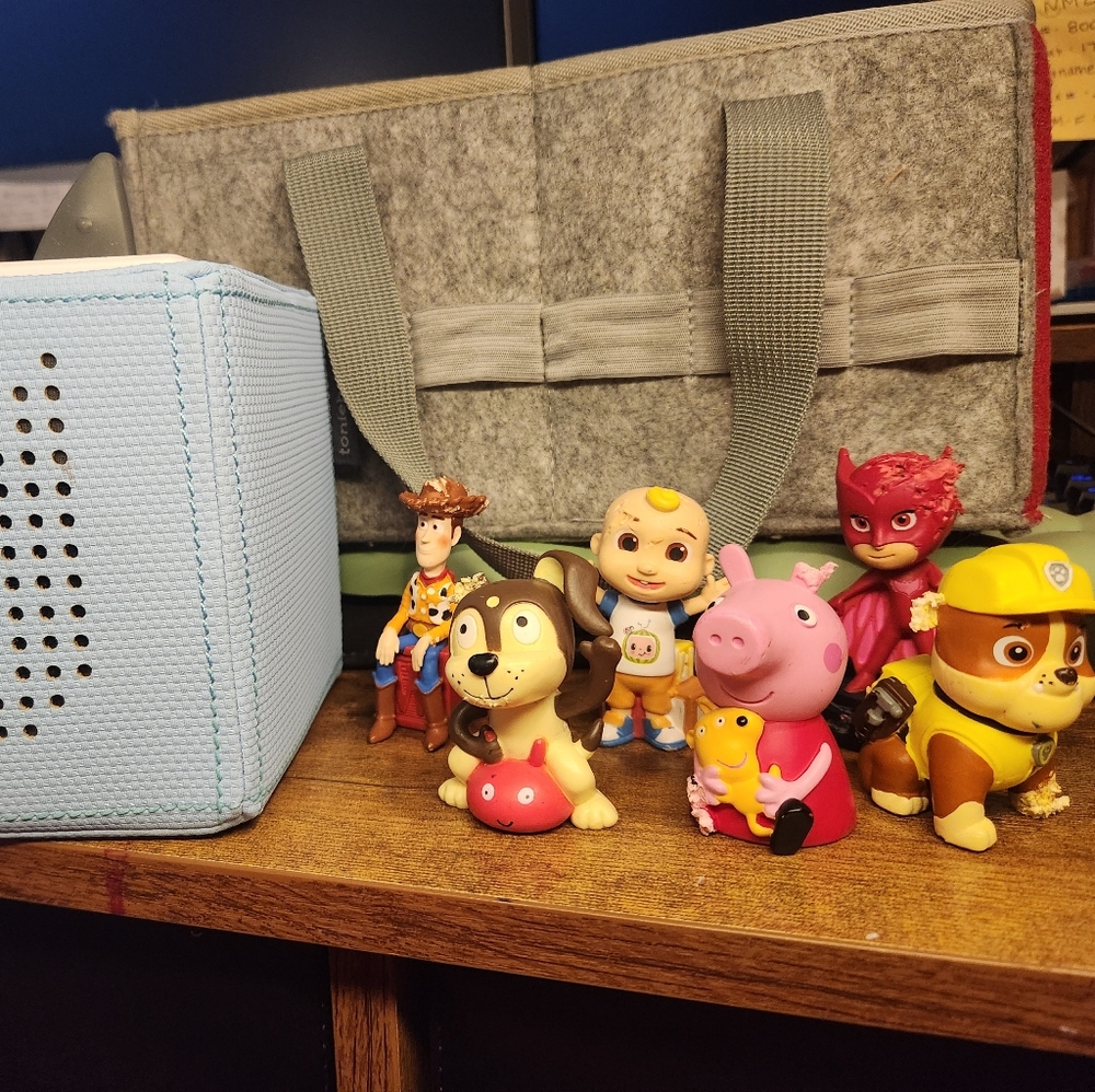 Tonies Set, Carrying Case, And 6 Characters